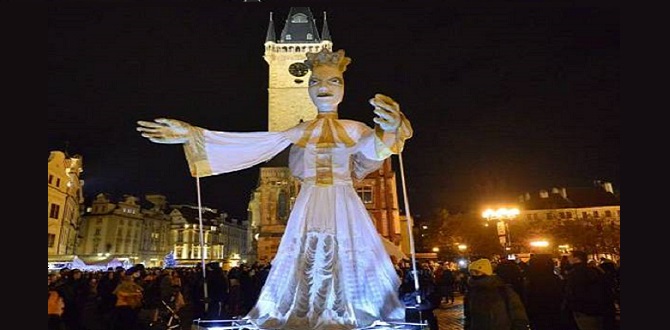 Ангел прошел по центру Праги и открыл фестиваль уличных театров