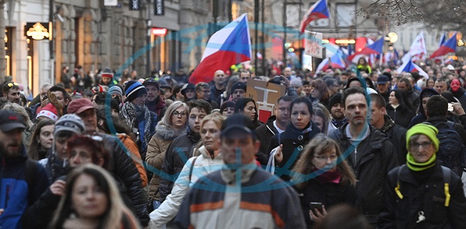 Сотни людей протестовали в центре Праги против мер правительства