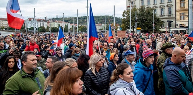 В Праге протестовали против ношения масок и других карантинных мер